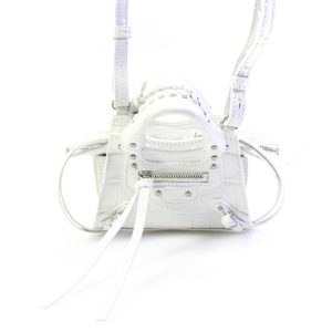 Balenciaga Super Nano City Umhängehandtasche aus besonders weichem geprägtem Leder in Weiß