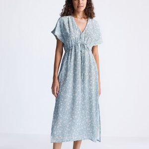 Gerafftes Maxikleid mit hellblauem Blumenmuster