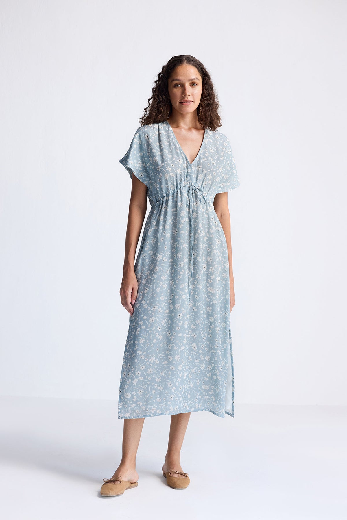 Gerafftes Maxikleid mit hellblauem Blumenmuster
