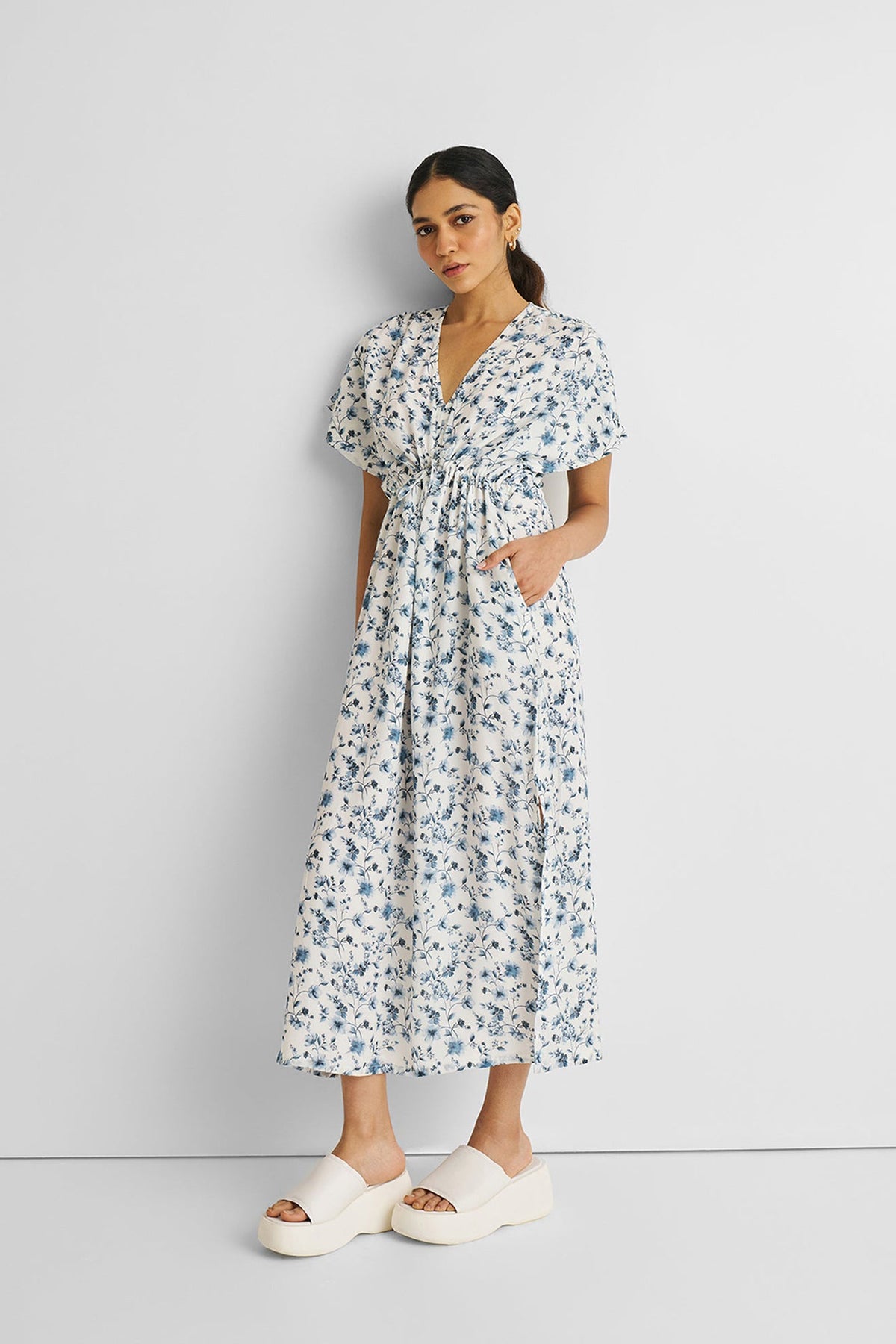 Gerafftes Maxikleid mit blauem Blumenmuster