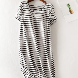 Gestreiftes kurzärmeliges Kleid mit Rundhalsausschnitt