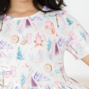 Happy Camper Kleid mit schwingendem Rock – Taschen, Kurzarm