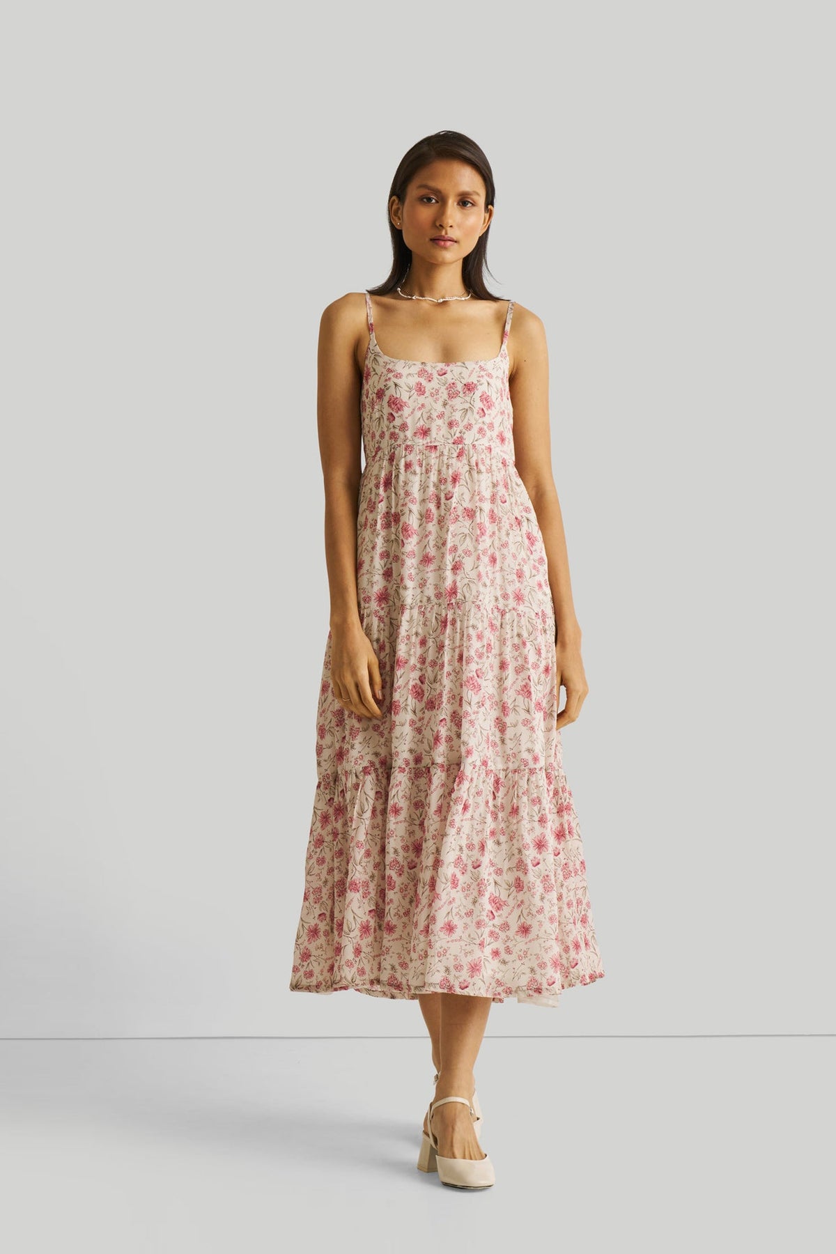 Gestuftes Maxikleid mit Trägern und rosa Blumenmuster
