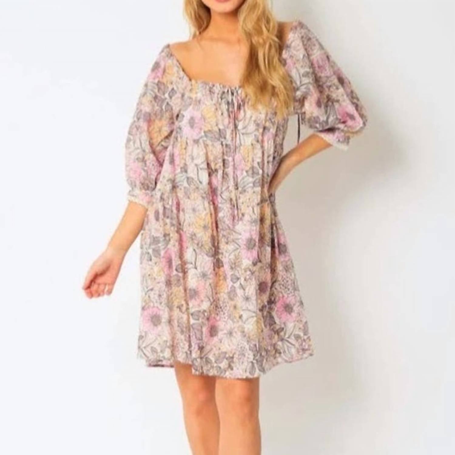 Gestuftes Babydoll-Minikleid – Rosa mit Blumenmuster