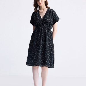 Gerafftes knielanges Kleid mit dunkelblauem Blumenmuster