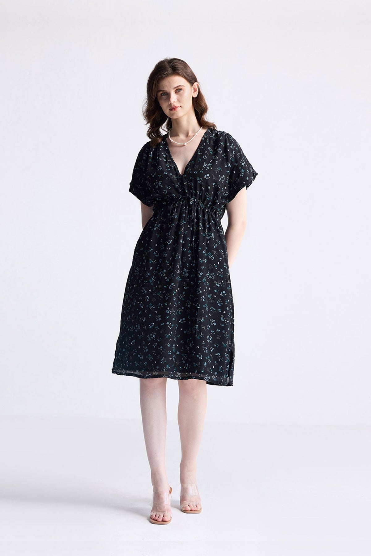 Gerafftes knielanges Kleid mit dunkelblauem Blumenmuster