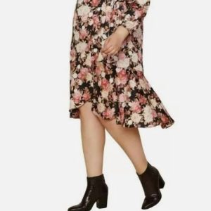 Midi-Wickelkleid mit Rosenmuster und Rüschenbesatz in großen Größen – Schwarz