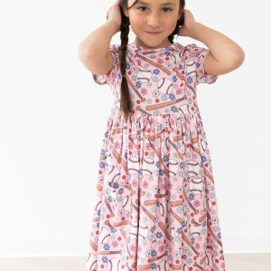 Batter Up Kleid mit schwingendem Rock – Taschen, Kurzarm