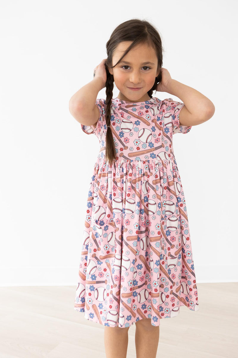 Batter Up Kleid mit schwingendem Rock – Taschen, Kurzarm