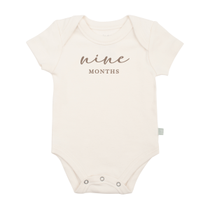 Baby-Body mit Grafikmotiv zum 9-Monats-Meilenstein – Taupe