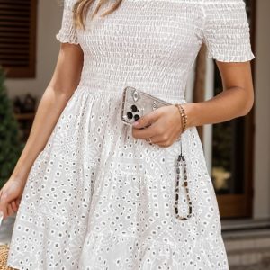 Schulterfreies kurzärmeliges Minikleid mit Smokpartie