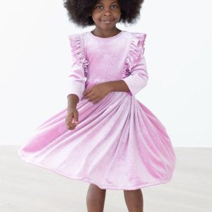 Carnation Kleid mit schwingendem Rock – Samt, Rüschen, Rosa