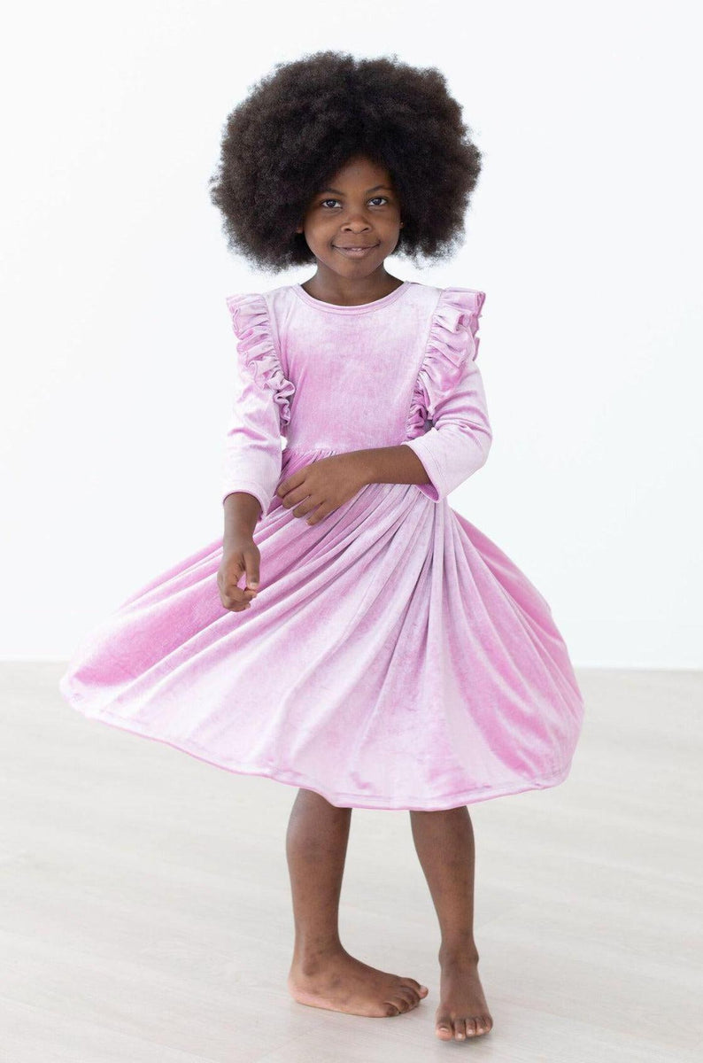 Carnation Kleid mit schwingendem Rock – Samt, Rüschen, Rosa