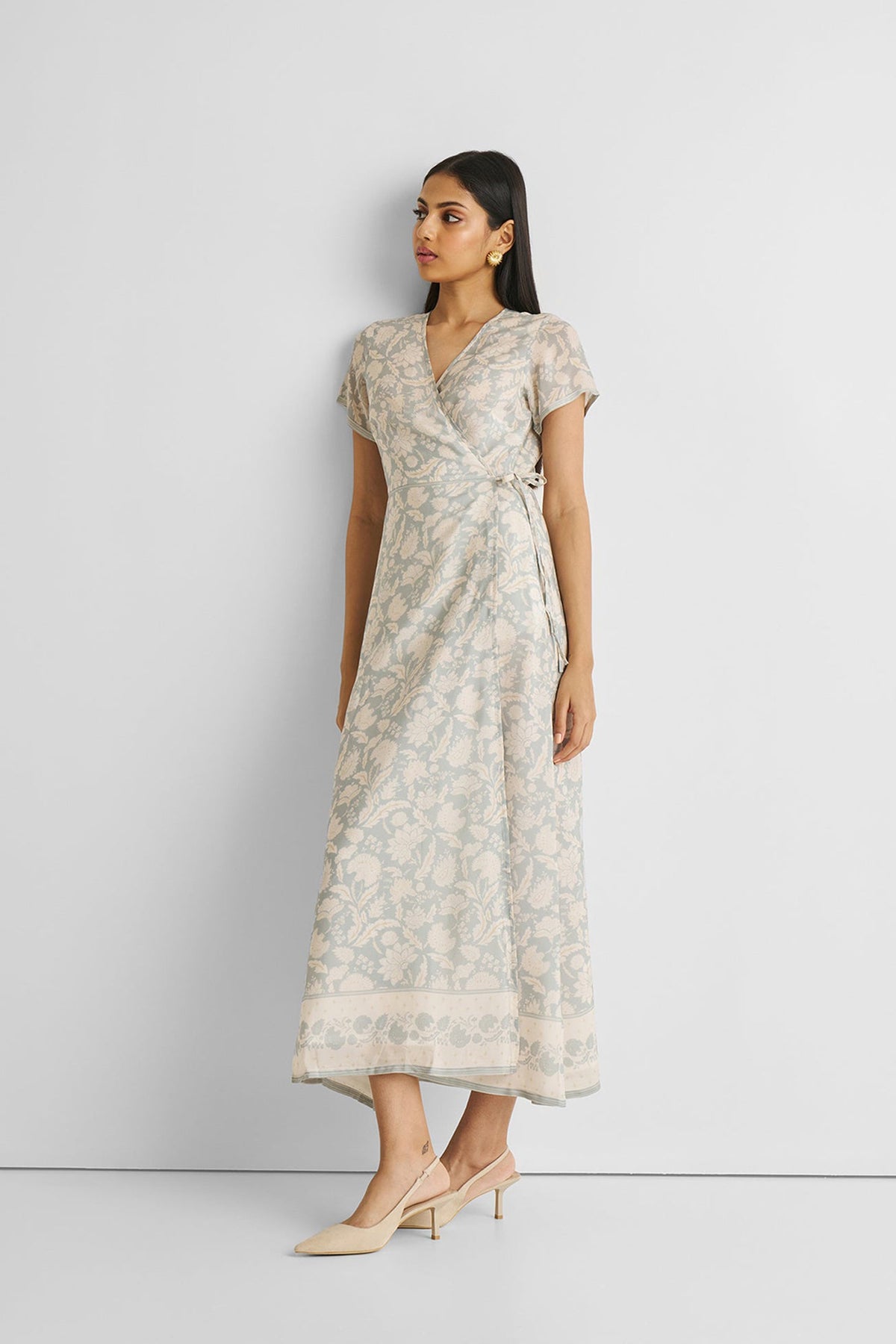 Maxi-Wickelkleid mit blauem Blumenmuster