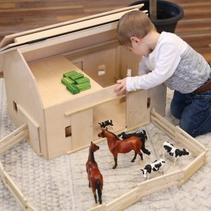 Amish-gefertigte große Spielzeugscheune mit Walmdach aus unbehandeltem Holz