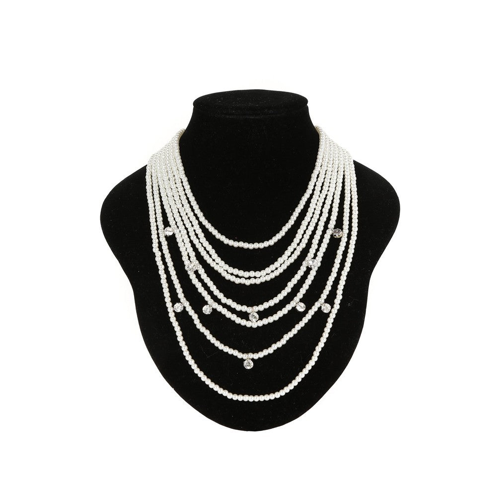 Mehrlagige Halskette mit Perlen und Strass